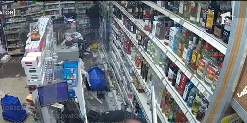 Un magazin din Londra a fost devastat în mai puțin de 30 de secunde de un grup de români. FOTO: Observator
