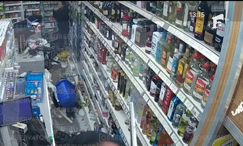 Un magazin din Londra a fost devastat în mai puțin de 30 de secunde de un grup de români. FOTO: Observator
