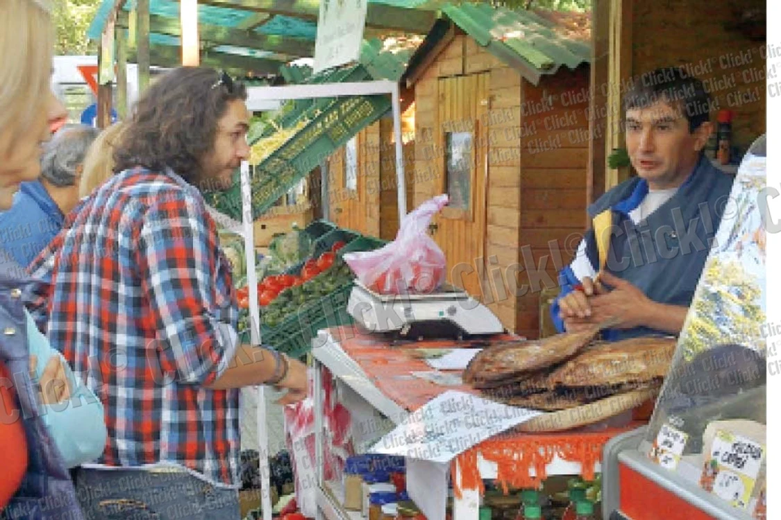 
    Îmbrăcat casual, juratul  Master Chef a ochit, din  start, pâinea la ţest  