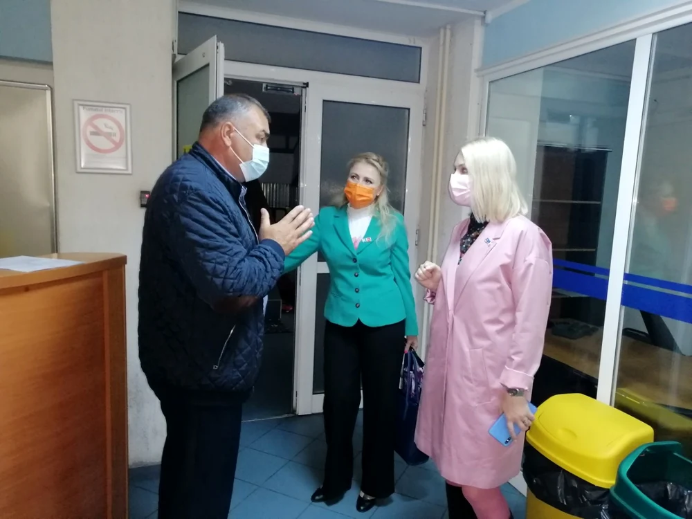 Consilierul primarului Misăilă, în dialog cu viceprimăriţele care au găsit uşa blocată spre birouri Foto Ştefan Borcea