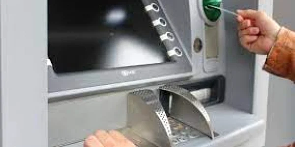 Un tânăr din Zărneşti i-a furat cardul iubitei FOTO Adevărul