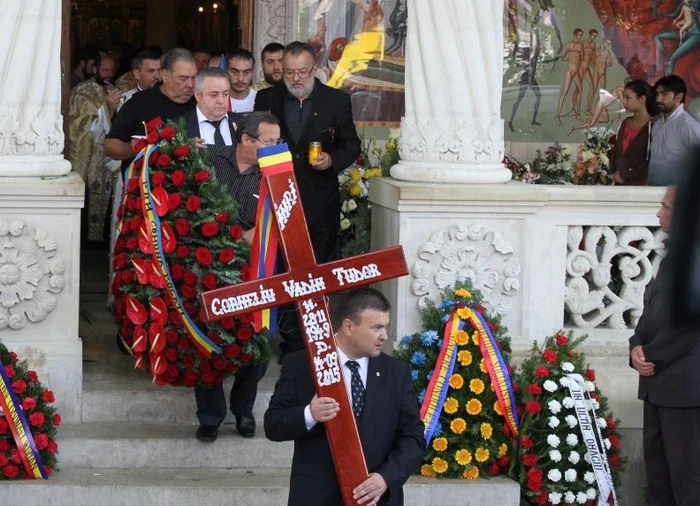 Înmormântarea lui Vadim Tudor: Fostul lider PRM a lăsat în paragină Ziarul «Tricolorul»foto: Blitz