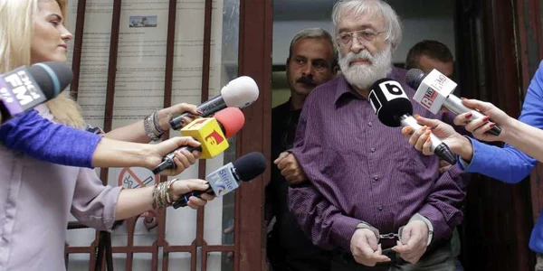 Gregorian Bivolaru este escortat de politisti catre o masina de politie dupa ce a fost audiat de procurori in dosarul in care este acuzat de trecere frauduloasa a frontierei in Bucuresti 24 august 2016 Inquam Photos  Octav Ganea