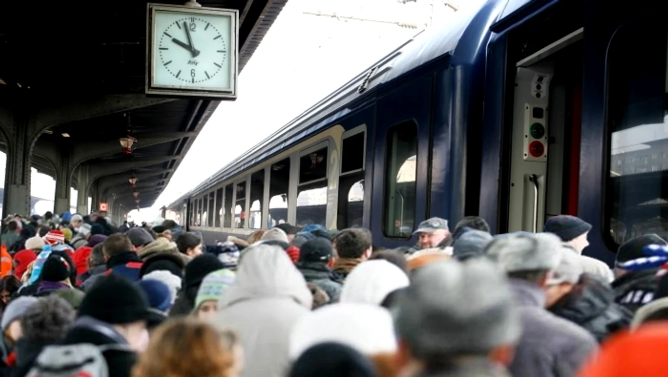 
    CFR anunţă că suplimentează numărul trenurilor care pleacă din Bucureşti spre marile oraşe din ţară şi spre staţiunile montaneFOTO: adevarul.ro  