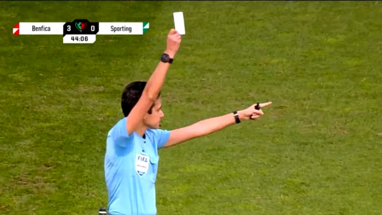 Arbitrul a acordat în pemieră cartonașul alb. Captură TV 