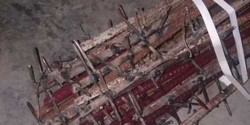 Răngi înfăşurate cu sârmî ghimpată folosite de soladaţii chinezi FOTO Twitter