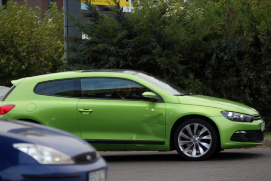 Maşina lui verde a fost "atinsă" destul de tare, pe partea dreaptă