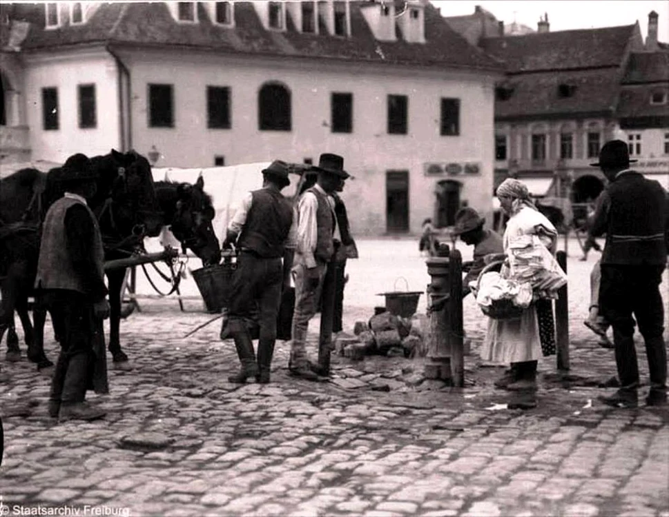 Cișmea în Piața Sfatului (foto: Willy Prager, Landesarchiv Baden-Würtemberg. Staatsarchiv Freiburg)