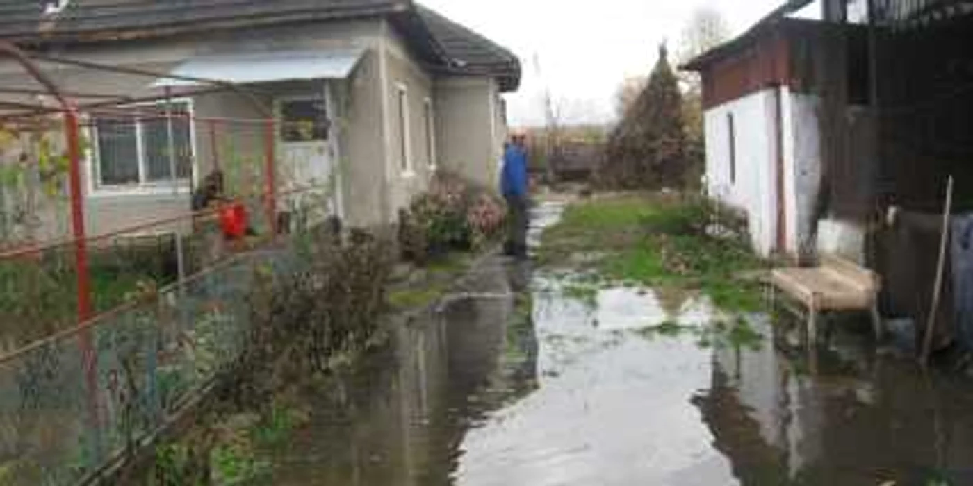 Gospodăria săteanului din Rugetu este inundată de trei ani