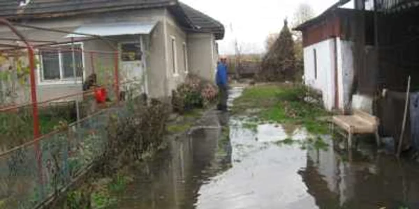 Gospodăria săteanului din Rugetu este inundată de trei ani