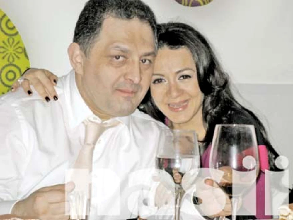
    Primarul sectorului  5 şi-a sărbătorit,  săptămâna trecută, ziua de naştere alături de iubită  şi de prieteni  (fotografii: Naşii.ro)  