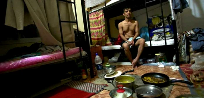 Muncitorii sunt înghesuiţi câte 8 sau 10 într-o singură cameră FOTO Theguardian.com
