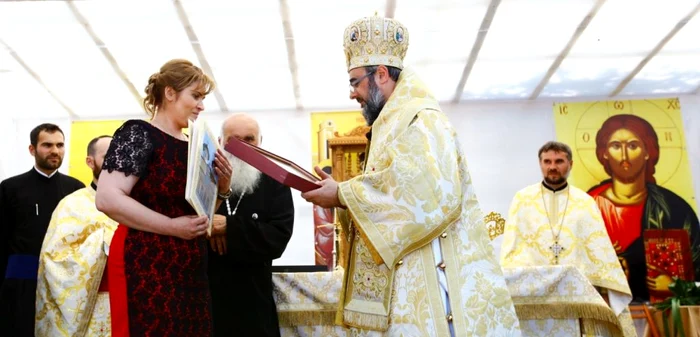 Arhiepiscopul Ciprian a premiat-o pe primăriţa din Slobozia Ciorăşti FOTO: Arhipeiscopia Buzăului şi Vrancei
