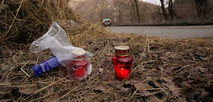 La locul accidentului au mai rămas urmele tragediei. FOTO: Daniel Guţă. ADEVĂRUL.