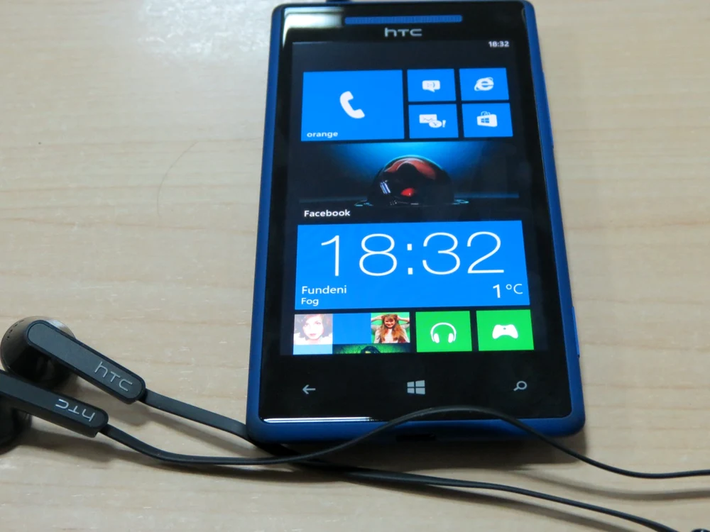 HTC Windows Phone 8X în redacţia Adevărul FOTO Adevărul