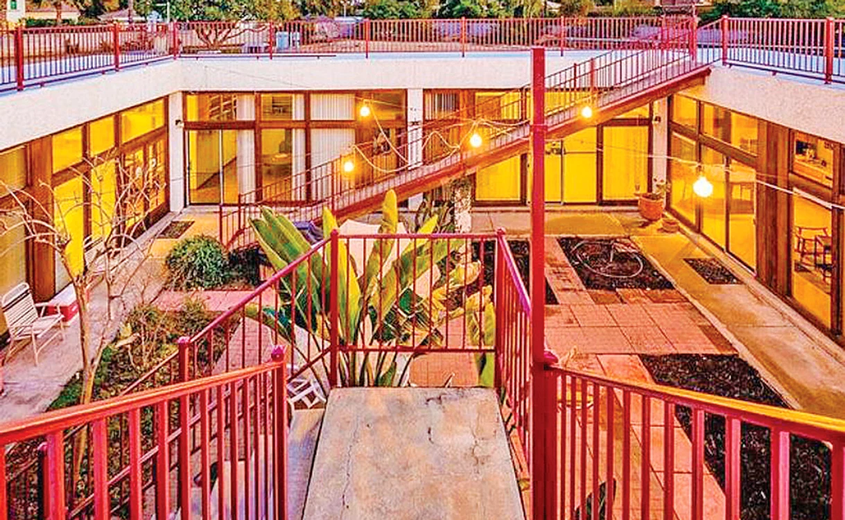 Buncărul din Arizona are o curte cu plante ornamentale. Foto: Daily Star
