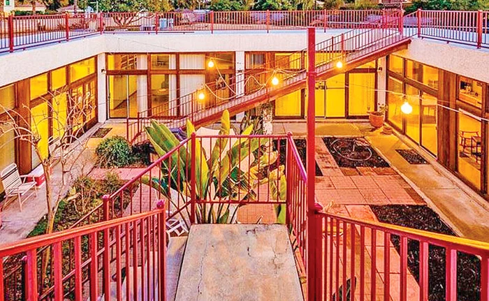 Buncărul din Arizona  are o curte cu  plante ornamentale. Foto: Daily Star