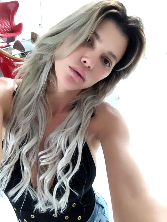 Alina Vidican şi-a schimbat culoarea părului şi şi-a făcut numeroase operaţii estetice  