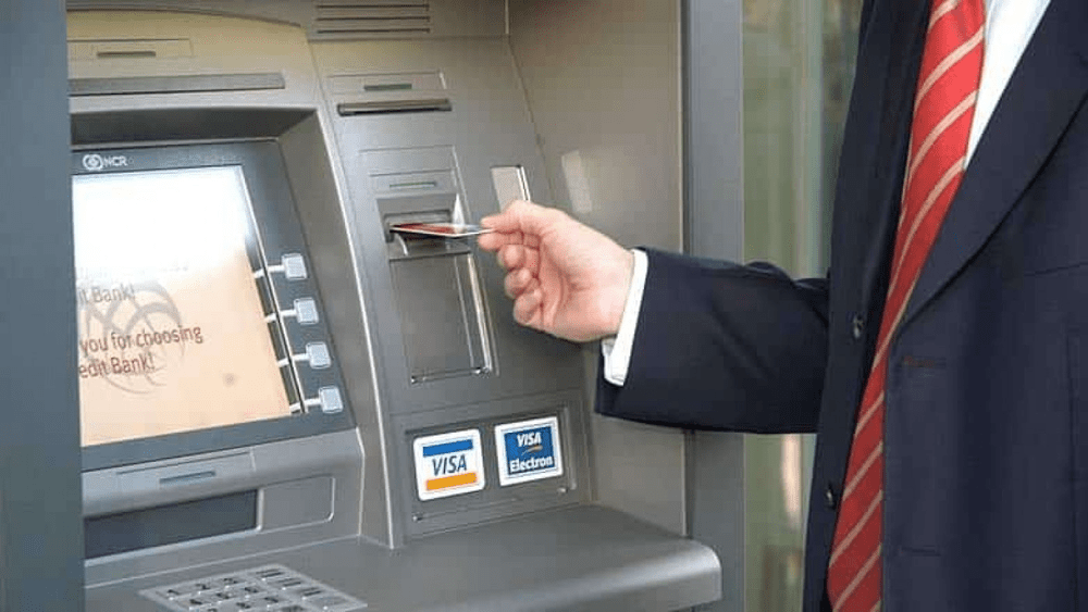 Un bărbat s-a trezit în cont cu 6 milioane de euro în loc de 60.000. Ce-a făcut cu banii 