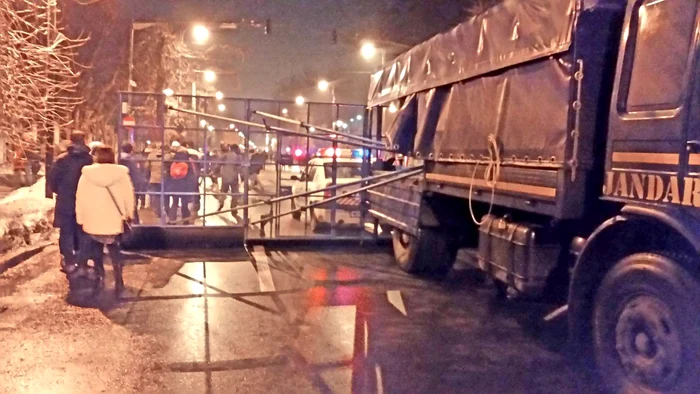 Aşa arată barele hidraulice care sunt prinse de gard