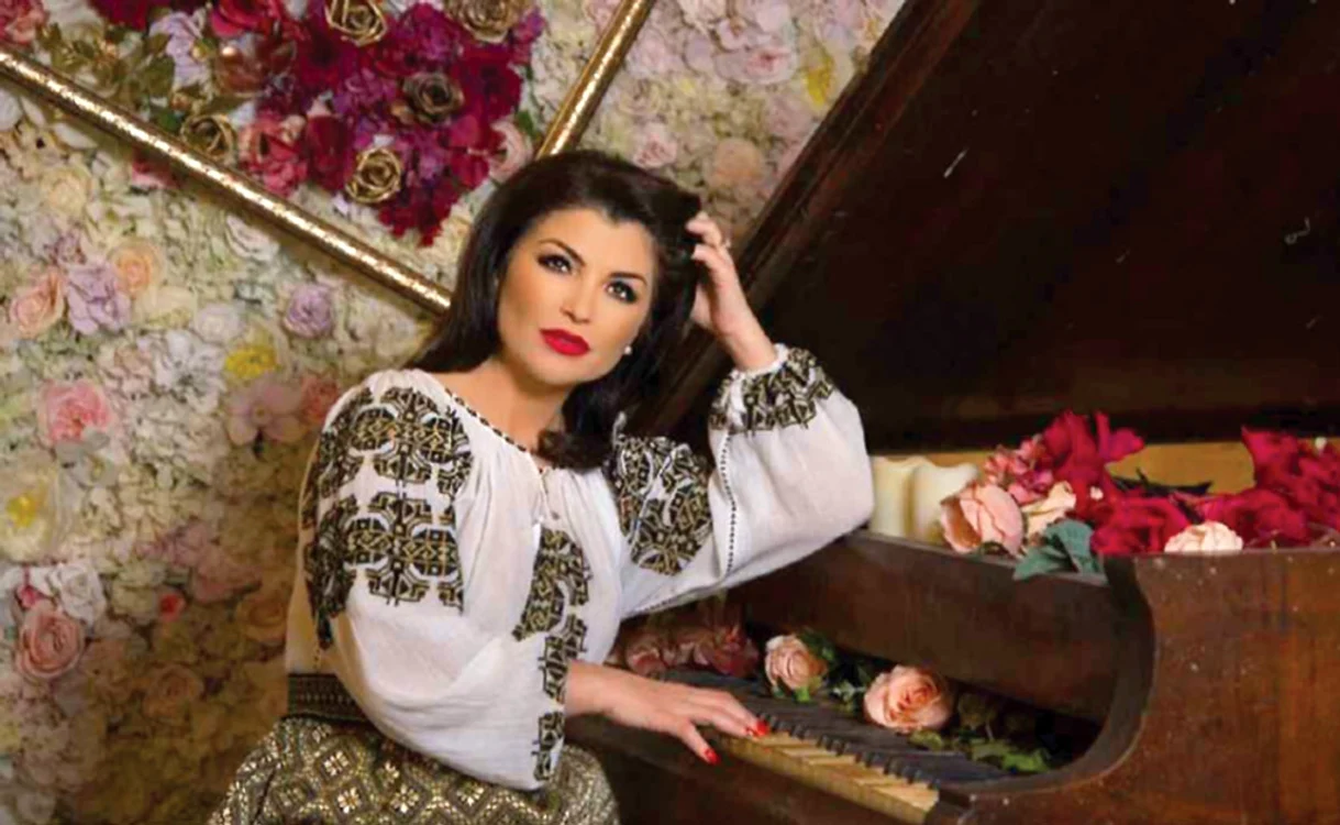 Claudia Ghițulescu, una dintre cele mai talentate și mai frumoase soliste de muzică populară, este urmărită de necazuri. A rămas singură, după ce s-a străduit în zadar să-și readucă soțul acasă