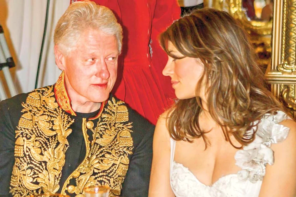 2005 - St. Petersburg : Bill Clinton şi Elizabeth Hurley sunt văzuţi împreună la un bal mascat
