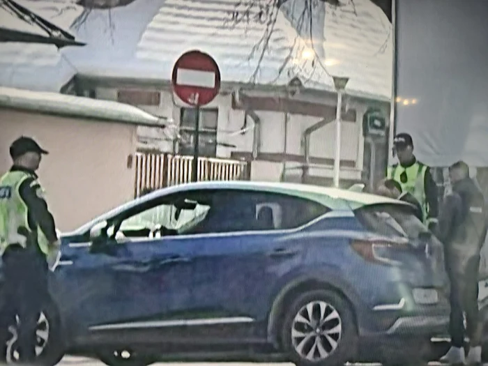 Mașina lui Georgescu, oprită în trafic FOTO: Antena 3 CNN