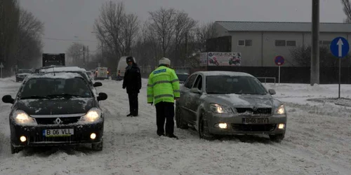 Maşinile sunt întoarse din drum Foto: Costi Chirilă