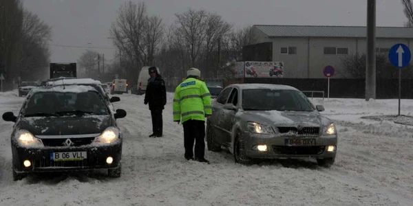 Maşinile sunt întoarse din drum Foto: Costi Chirilă