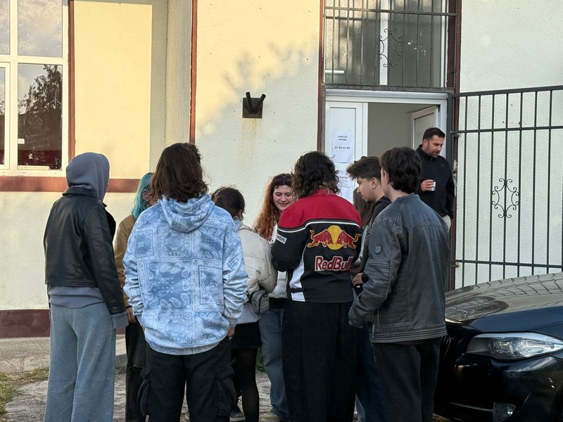 Zeci de tineri au stat la rând să voteze în Vama Veche la secția nou-înființată, după o noapte de distracție