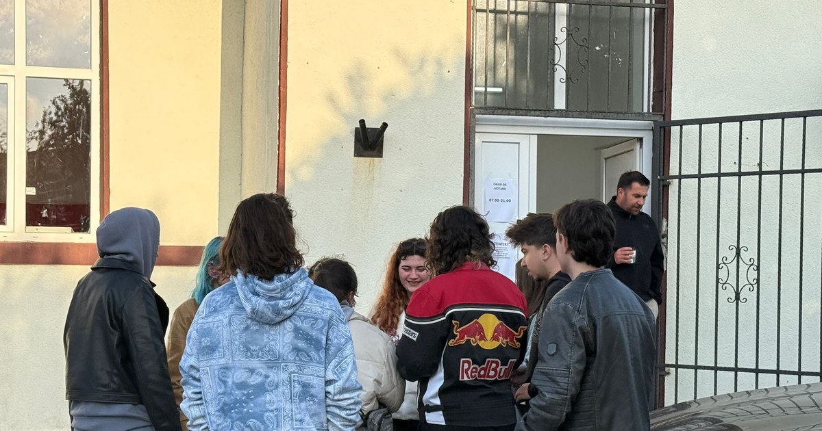 Zeci de tineri au stat la rând să voteze în Vama Veche la secția nou-înființată, după o noapte de distracție