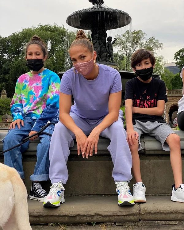Jennifer Lopez și copiii ei poartă mască de protecție