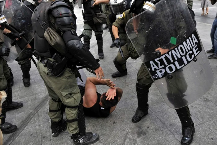 Confruntări între poliţie şi manifestanţi la Atena