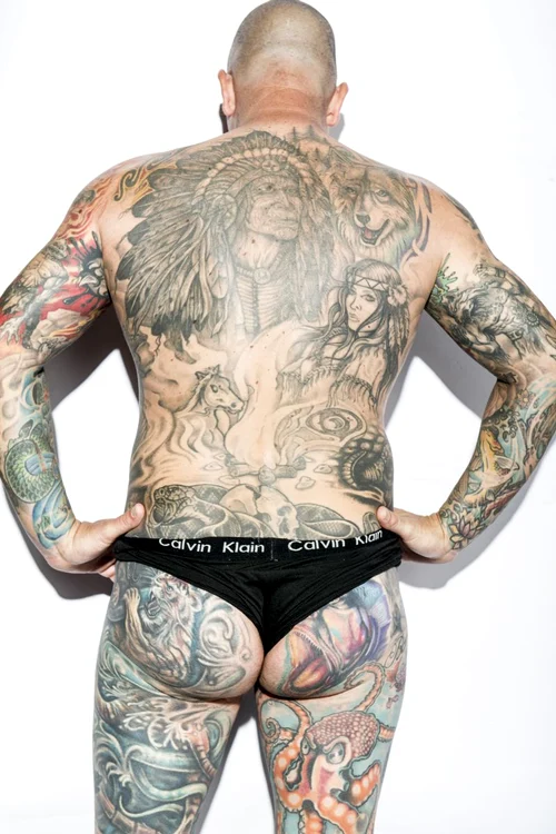 Scott Bary îşi arată tatuajele (Foto: Rexfeatures)