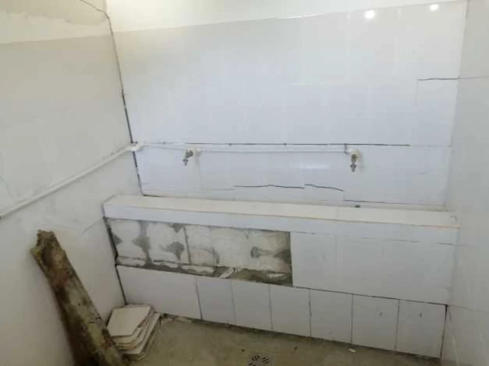 Pereţii interiori au crăpat iar faianţa a căzut jos FOTO Cosmin Zamfirache