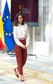 Regina Letizia a Spaniei a purtat pantaloni din piele