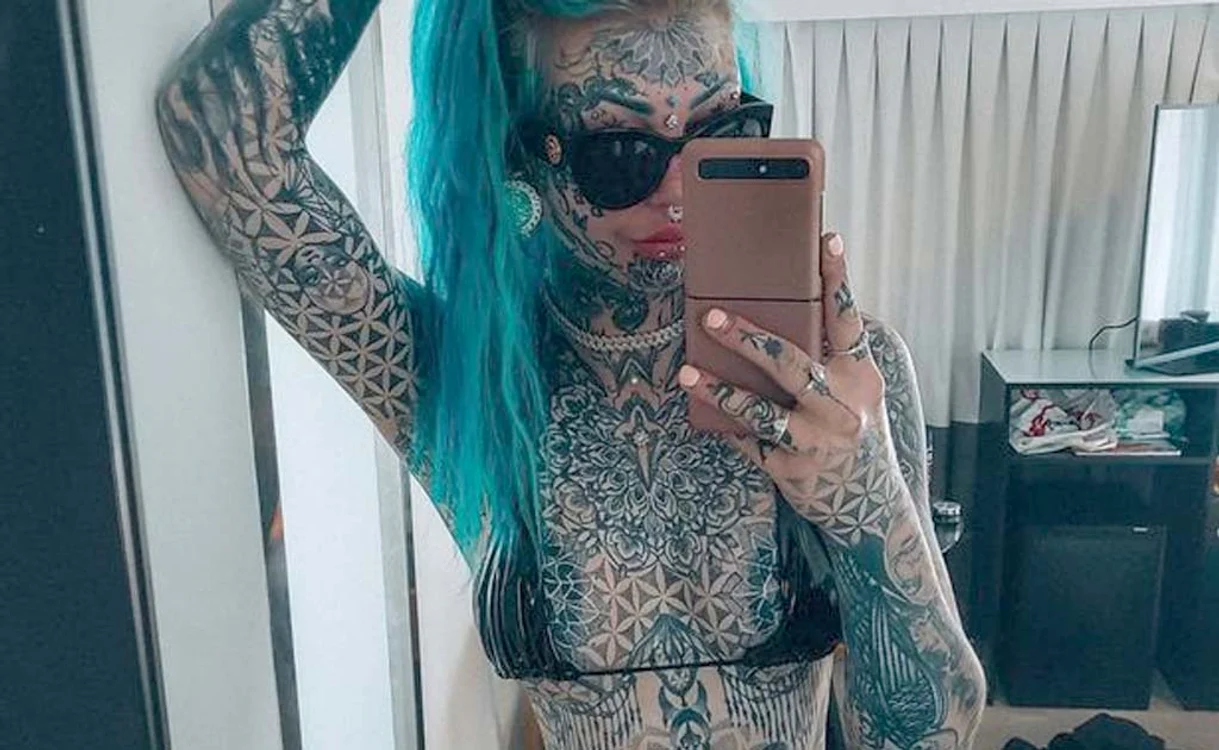 
    Amber Luke, cea mai pictată bombă sexy  