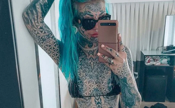 
    Amber Luke, cea mai pictată bombă sexy  