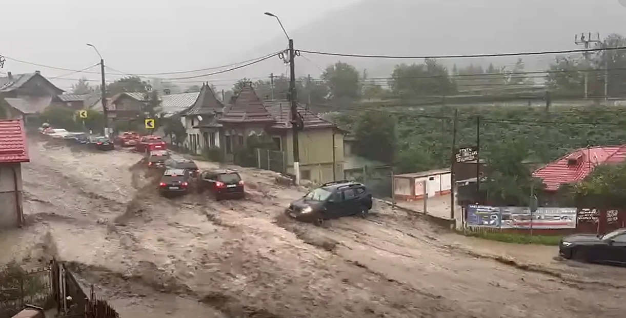 Viitură puternică la Bușteni, după o rupere de nori: mașini luate de puhoaie, 12 persoane salvate de pompieri. Apelul lui Raed Arafat