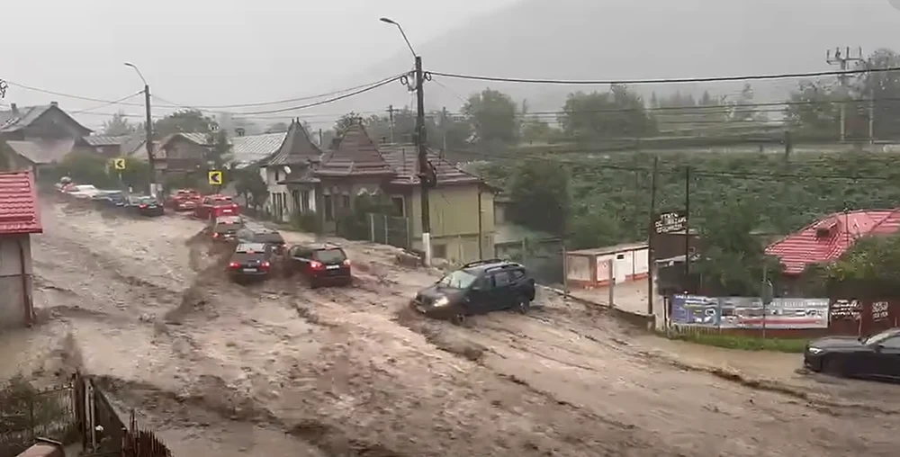 Viitură puternică la Bușteni, după o rupere de nori: mașini luate de puhoaie, 12 persoane salvate de pompieri. Apelul lui Raed Arafat