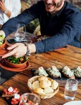 oameni servind masa imagine shutterstock 1021018564 jpg