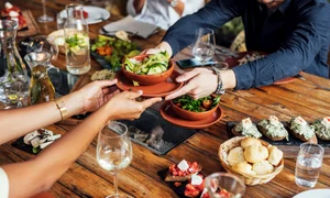 oameni servind masa imagine shutterstock 1021018564 jpg