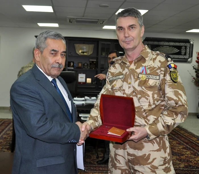 Generalul Sorin Cîrstea, decorat de președintele Afganistanului. FOTO: Facebook/ Nicolae Ionel Ciucă