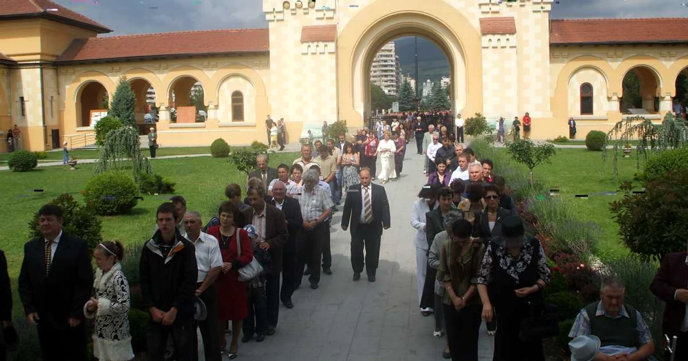 Credincioşi la slujba de Rusalii