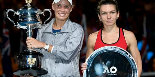 Simona Halep si Caroline Wozniacki - trofeu FOTO AFP