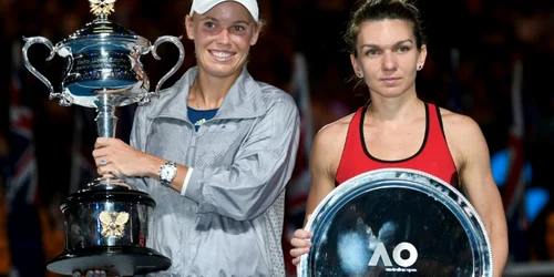 Simona Halep si Caroline Wozniacki - trofeu FOTO AFP