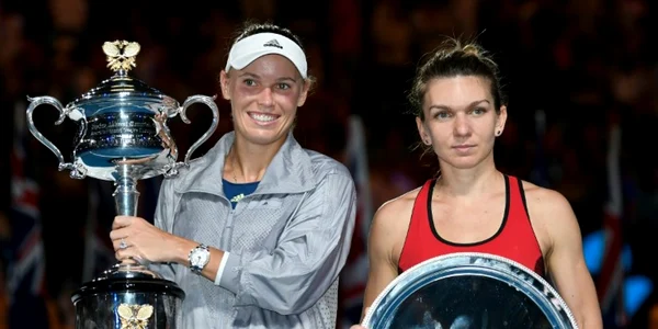 Simona Halep si Caroline Wozniacki - trofeu FOTO AFP