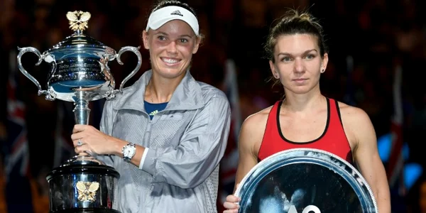 Simona Halep si Caroline Wozniacki - trofeu FOTO AFP