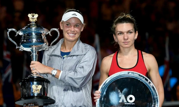 Caroline Wozniacki și Simona Halep, după finala Australian Open 2018. Foto AFP