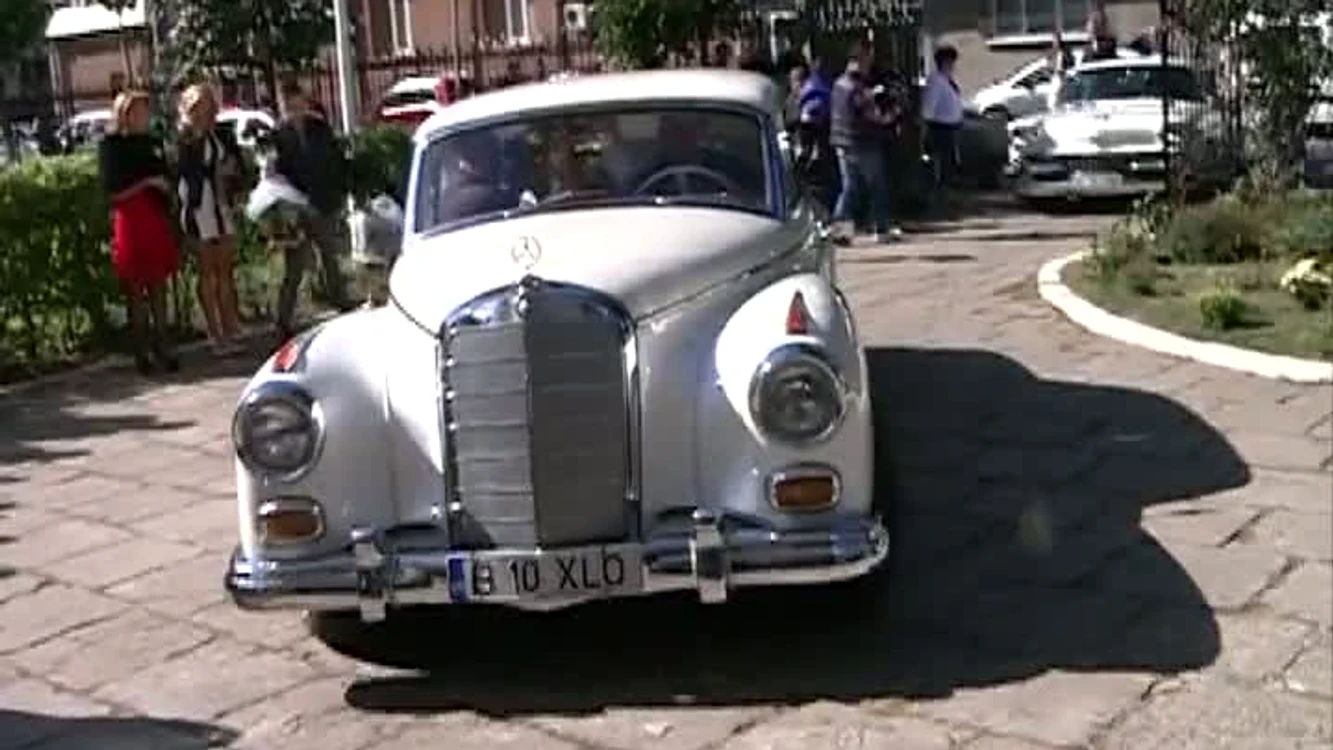 La nunta fiului lui Piedone, mirii au sosit la biserică într-un Mercedes alb, proprietate a fostului primar